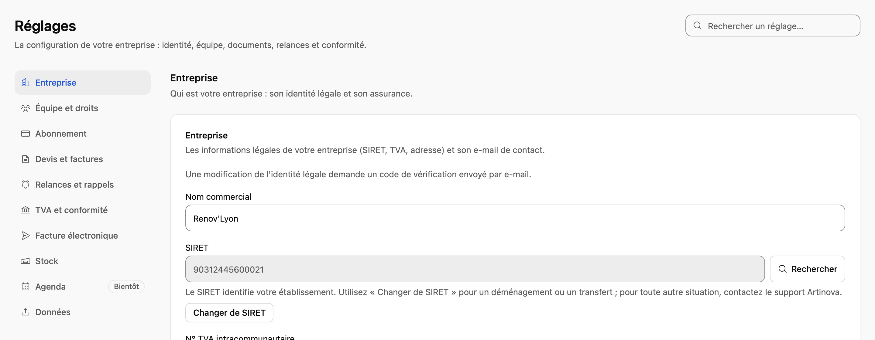 Réglages classés par catégories, avec une recherche : Entreprise, Équipe et droits, Abonnement, Devis et factures, Relances et rappels, TVA et conformité.